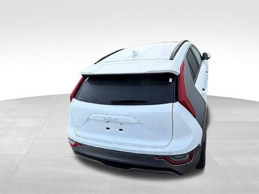Snow White Pearl 2024 Kia Niro EV Wave