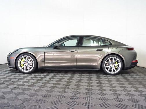2026 Porsche Panamera 4