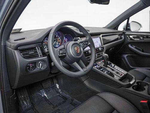 2025 Porsche Macan AWD