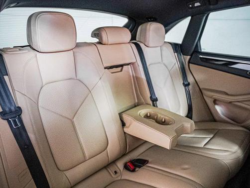 2025 Porsche Macan AWD