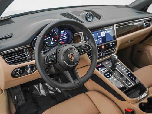 2025 Porsche Macan AWD