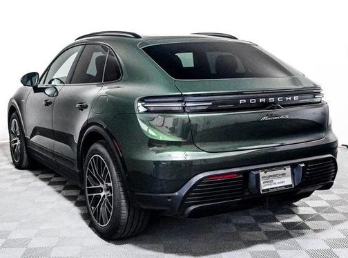 OAK GREEN 2025 Porsche Macan Macan Electric 4
