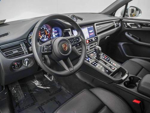 2025 Porsche Macan AWD