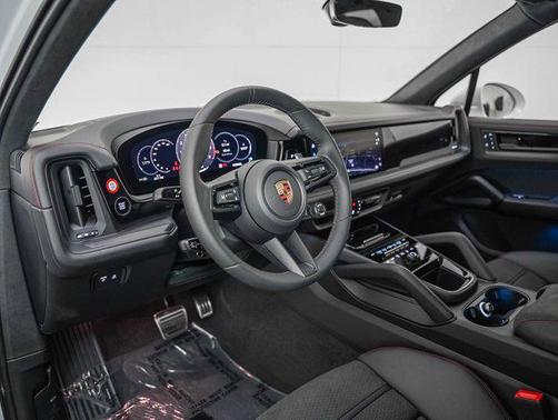 2025 Porsche Cayenne GTS