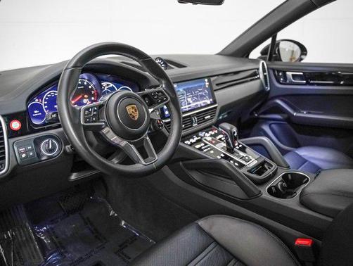 JET BLACK 2022 Porsche Cayenne Cayenne
