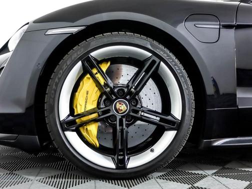 Photo 5 of 24 of 2020 Porsche Taycan Turbo S