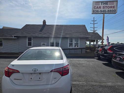Super White 2018 Toyota Corolla LE