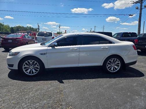 White Platinum Tri-Coat Metallic 2018 Ford Taurus Limited
