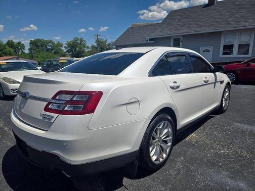 White Platinum Tri-Coat Metallic 2018 Ford Taurus Limited