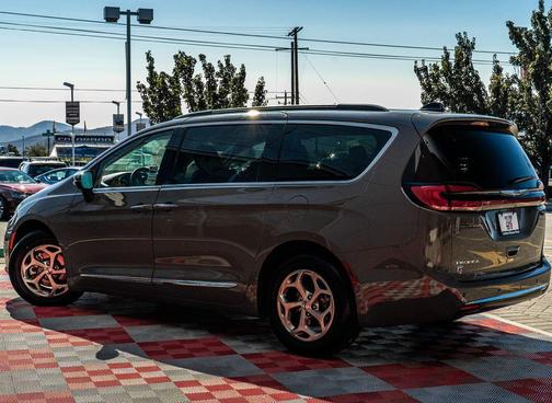 Ceramic Gray Clearcoat 2023 Chrysler Pacifica Limited