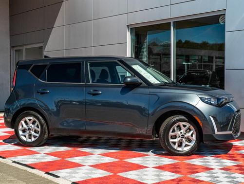 Gravity Gray 2024 Kia Soul LX