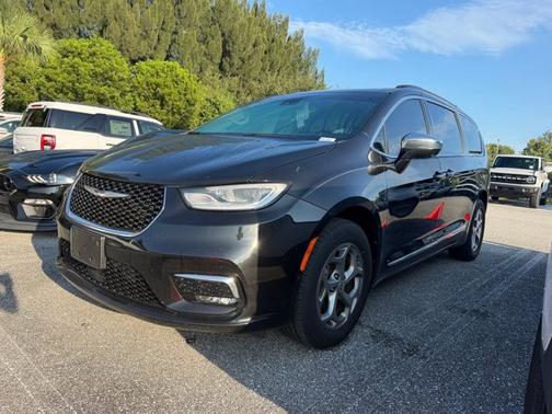 Brilliant Black Crystal Pearlcoat 2023 Chrysler Pacifica LIMITED