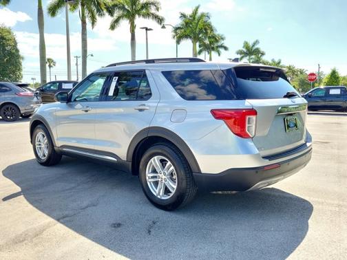 ICONIC SILVER METALLIC 2022 Ford Explorer XLT