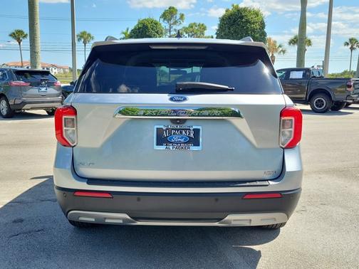 ICONIC SILVER METALLIC 2022 Ford Explorer XLT
