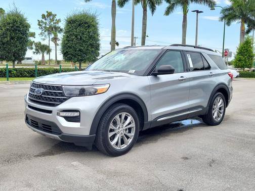 ICONIC SILVER METALLIC 2023 Ford Explorer XLT
