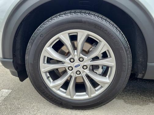 ICONIC SILVER METALLIC 2023 Ford Explorer XLT