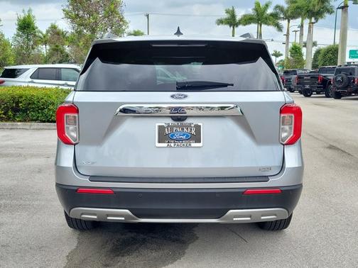 ICONIC SILVER METALLIC 2023 Ford Explorer XLT