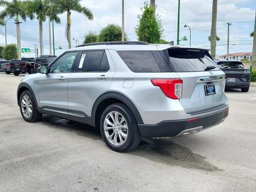 ICONIC SILVER METALLIC 2023 Ford Explorer XLT