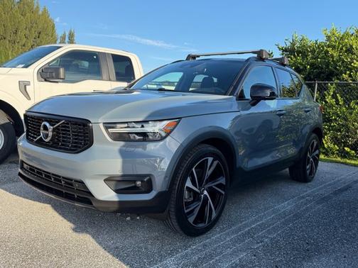 Gray Metallic 2021 Volvo XC40 T5 R-DESIGN