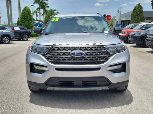 ICONIC SILVER METALLIC 2022 Ford Explorer XLT