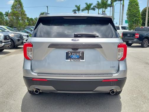 ICONIC SILVER METALLIC 2022 Ford Explorer XLT