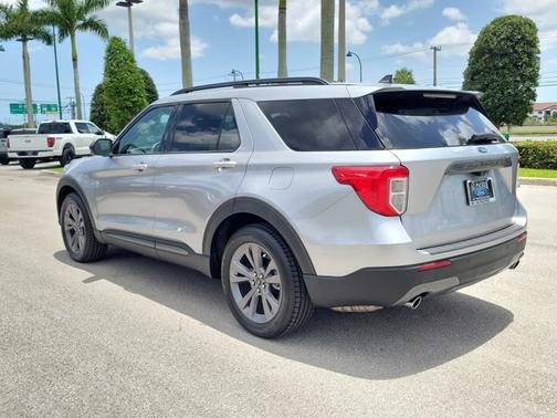 ICONIC SILVER METALLIC 2022 Ford Explorer XLT