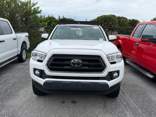 White 2022 Toyota Tacoma SR5