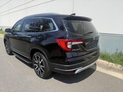 Crystal Black Pearl 2021 Honda Pilot Touring 8-Passenger