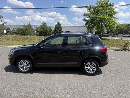 Deep Black Pearl 2016 Volkswagen Tiguan 2.0T SE 4MOTION