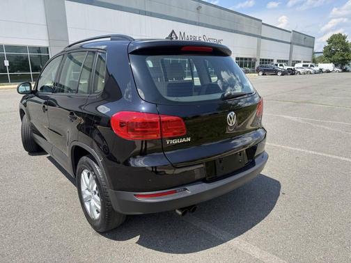 Deep Black Pearl 2016 Volkswagen Tiguan 2.0T SE 4MOTION