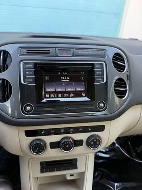 Deep Black Pearl 2016 Volkswagen Tiguan 2.0T SE 4MOTION