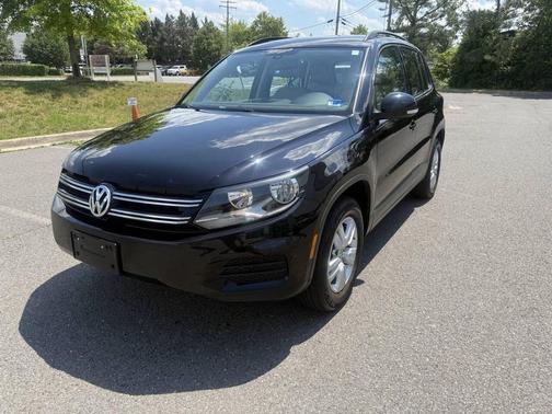 Deep Black Pearl 2016 Volkswagen Tiguan 2.0T SE 4MOTION