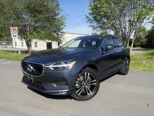 Gray 2018 Volvo XC60 T6 Momentum