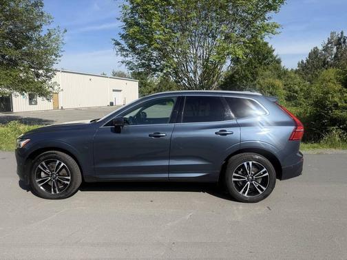 Gray 2018 Volvo XC60 T6 Momentum
