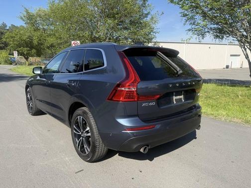 Gray 2018 Volvo XC60 T6 Momentum