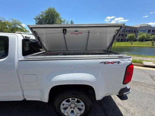 Summit White 2022 Chevrolet Colorado LT