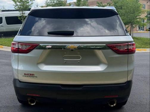 Silver Ice Metallic 2019 Chevrolet Traverse LS