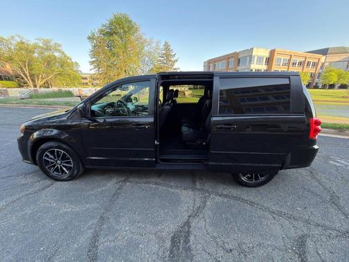 Black Onyx Crystal Pearlcoat 2017 Dodge Grand Caravan GT