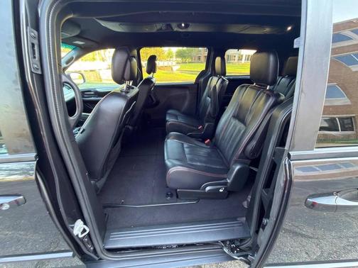 Black Onyx Crystal Pearlcoat 2017 Dodge Grand Caravan GT