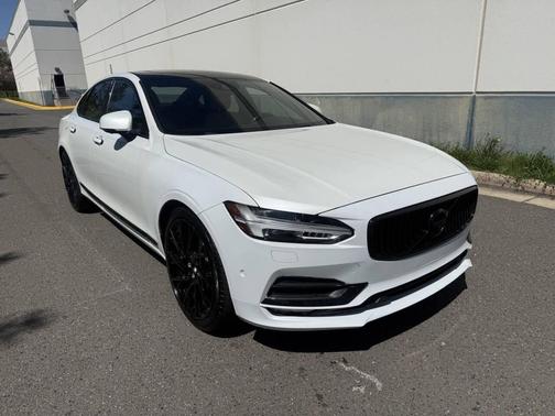 Crystal White Pearl 2017 Volvo S90 T6 Inscription