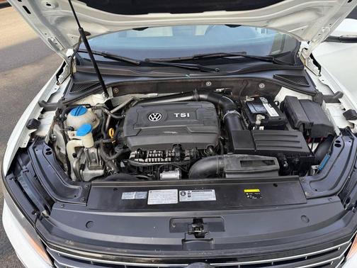 Pure White 2017 Volkswagen Passat 1.8T SE