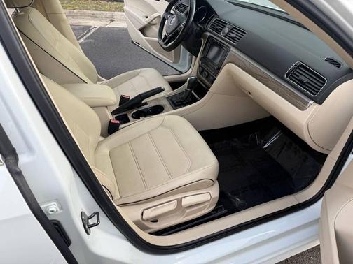 Pure White 2017 Volkswagen Passat 1.8T SE