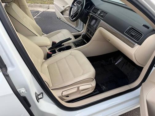 Pure White 2017 Volkswagen Passat 1.8T SE