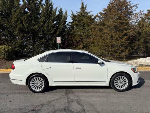 Pure White 2017 Volkswagen Passat 1.8T SE
