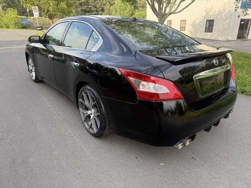 Black 2011 Nissan Maxima SV