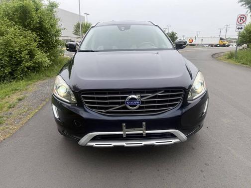 Blue 2017 Volvo XC60 T5 Dynamic