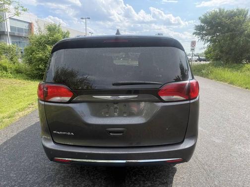 Granite Crystal Metallic Clearcoat 2020 Chrysler Pacifica Touring-L Plus
