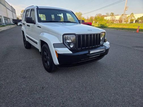 Bright White Clearcoat 2012 Jeep Liberty Sport
