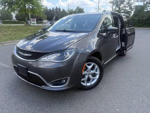Granite Crystal Metallic Clearcoat 2017 Chrysler Pacifica Touring-L