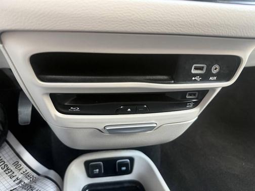 Granite Crystal Metallic Clearcoat 2017 Chrysler Pacifica Touring-L